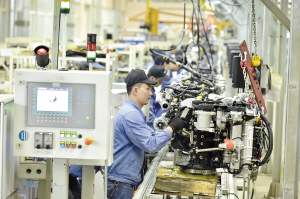 伟易博动力装配车间。 记者王俊星摄