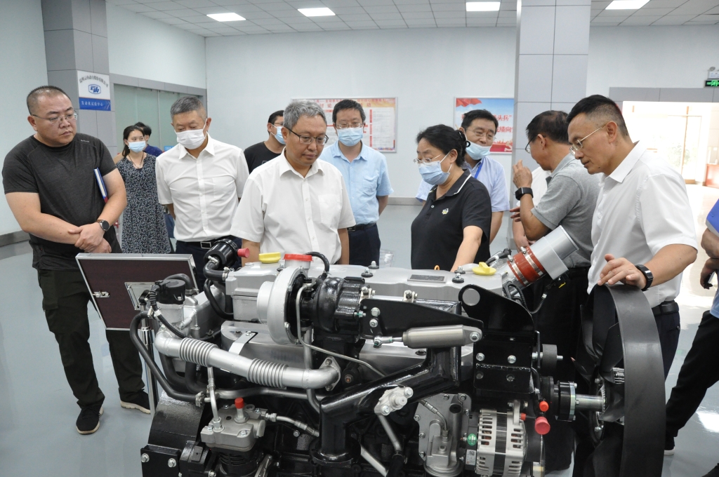 �����и߶�װ�����������칤ҵ����Ҫ�򵼵�ΰ�ײ�������չ����